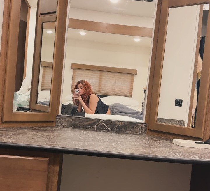 سيلينا غوميز - Selena Gomez - شعر سيلينا غوميز الأحمر - لوك سيلينا غوميز الجديد - Selena Gomez red hair - Only Murders in the Building season 6 - مسلسل جرائم قتل في المبنى فقط - هولو Hulu - سيلينا غوميز إنستغرام - أخبار سيلينا غوميز - Steve Martin - Martin Short - لندن London - مشاهير هوليوود - تحول إطلالة سيلينا غوميز - Selena Gomez London - Only Murders in the Building London - نجوم هوليوود 2026 - أخبار المشاهير العالمية - Selena Gomez new look
