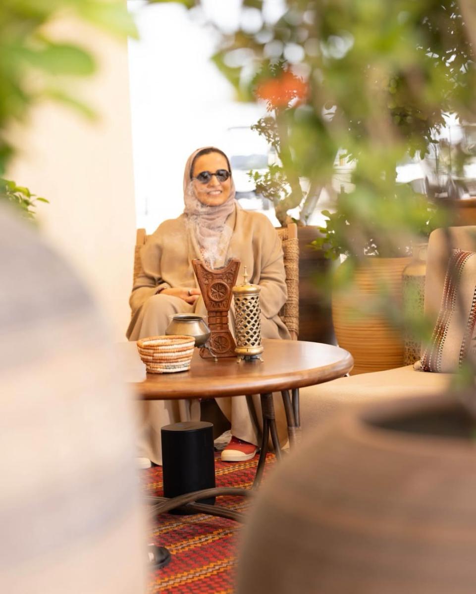 إطلالات الشيخة المياسة بالألوان الترابية