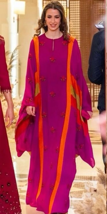 الأميرة رجوة بالثوب بألوان قوية متداخلة