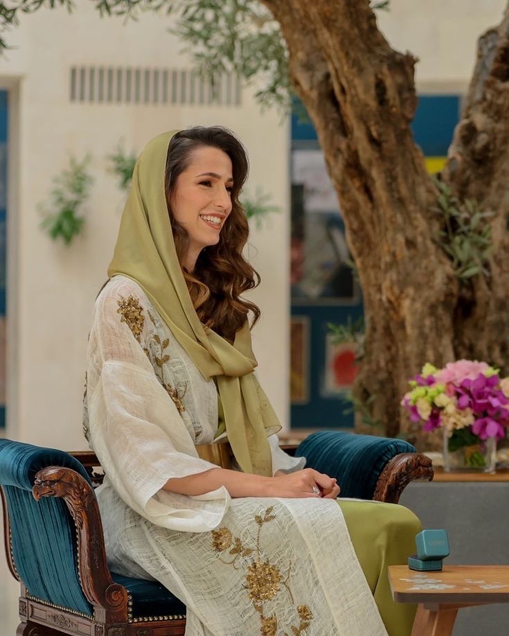 الأميرة رجوة بالأثواب المطرزة بالألوان المحايدة