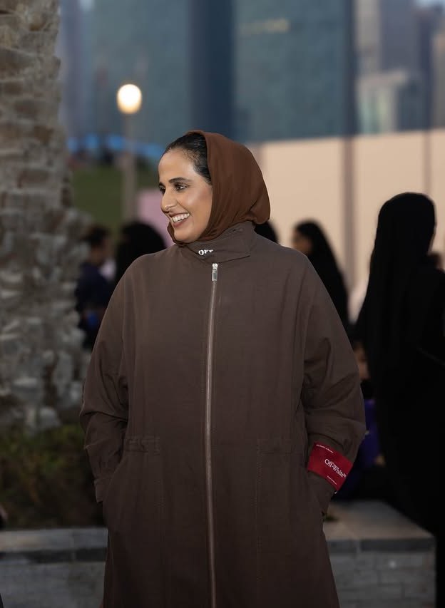 إطلالات الشيخة المياسة بالألوان الترابية