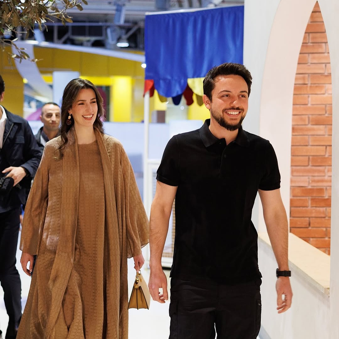 الأميرة رجوة بالثوب بألوان ترابية