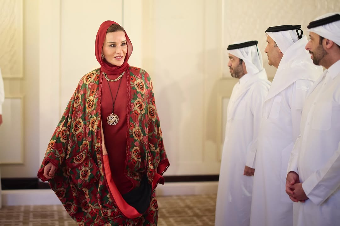 الشيخة موزا بالعبايات المورّدة