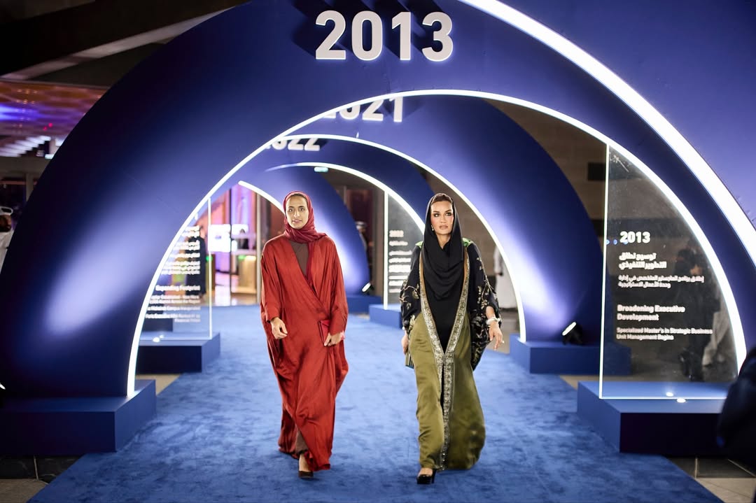 الشيخة موزا بالعبايات المورّدة