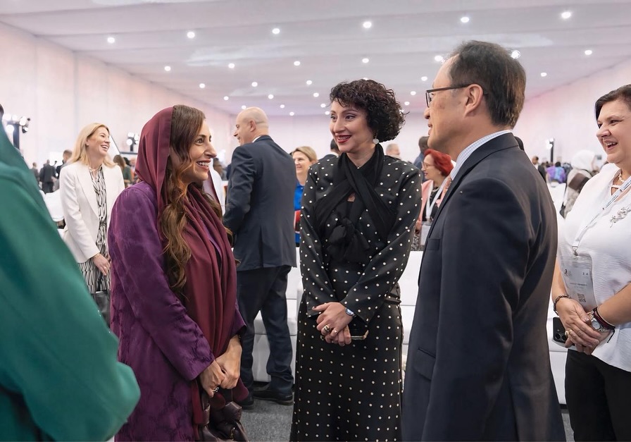 العبايات الملونة بأسلوب الشيخة بدور القاسمي