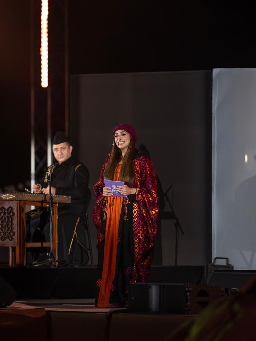 العبايات الملونة بأسلوب الشيخة بدور القاسمي