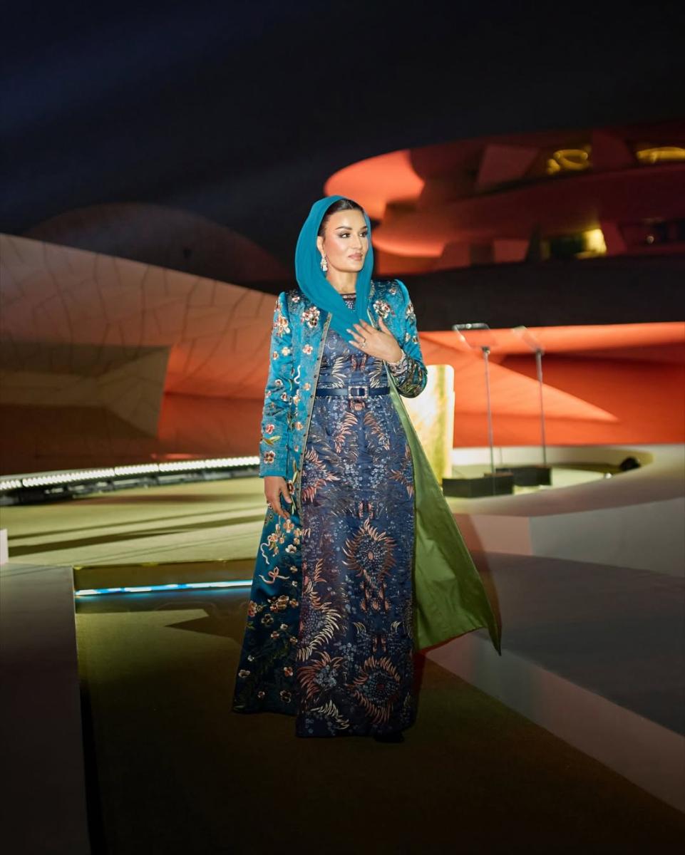 الشيخة موزا بالعبايات المورّدة