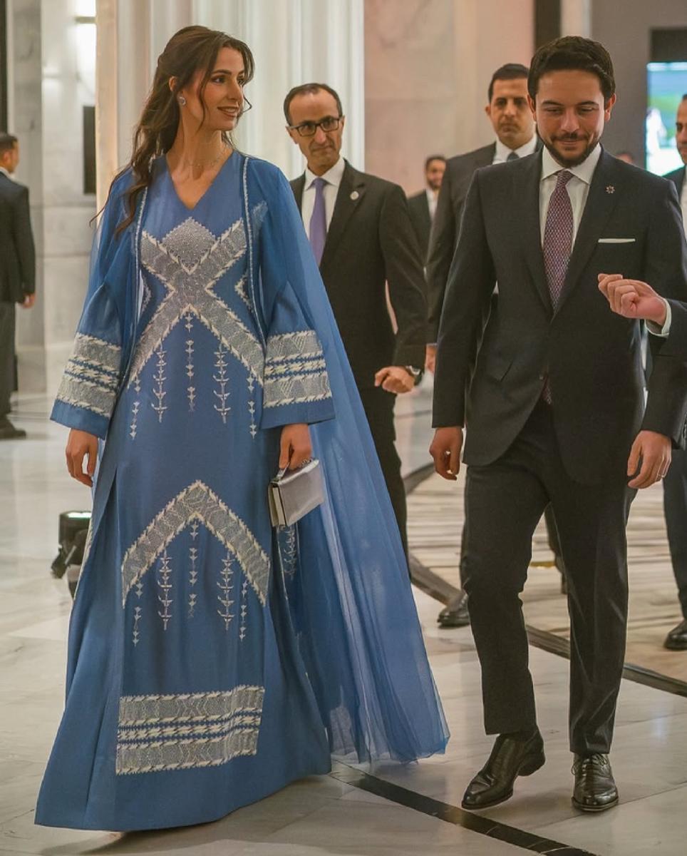 الأميرة رجوة بالثوب الملون مع الكاب الشفاف