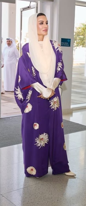 الشيخة موزا بالعبايات المورّدة