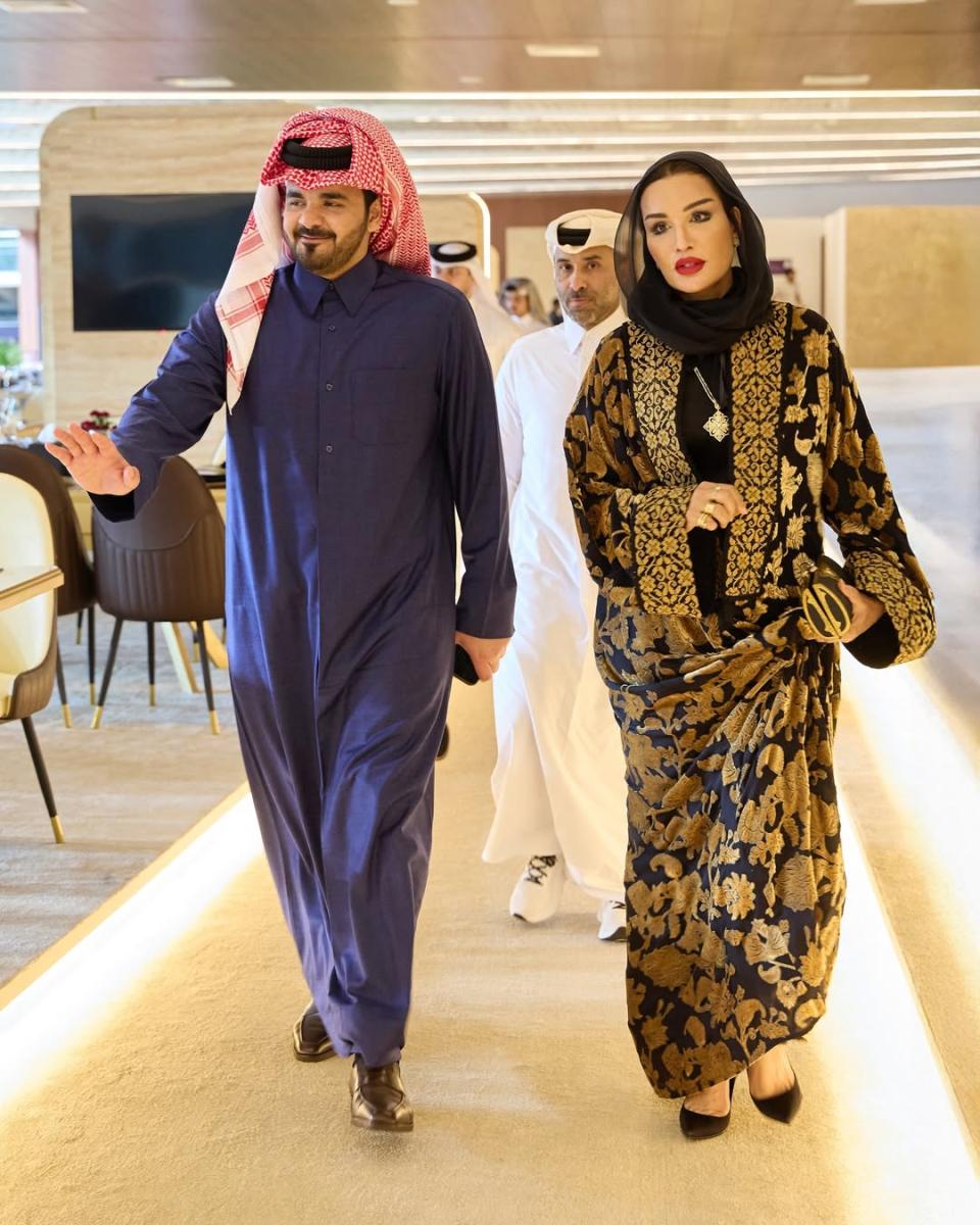 الشيخة موزا بالعبايات المورّدة