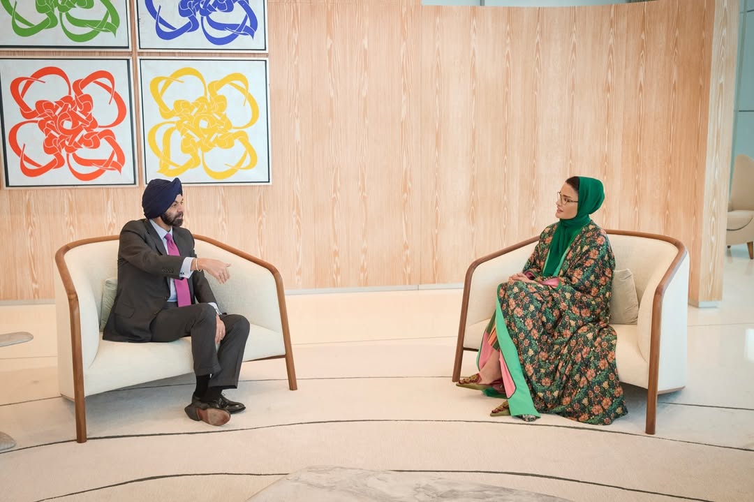 الشيخة موزا بالعبايات المورّدة