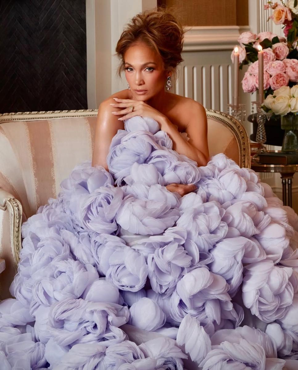 جينيفر لوبيز بفستان بنفسجي زاهي مزين بالورود