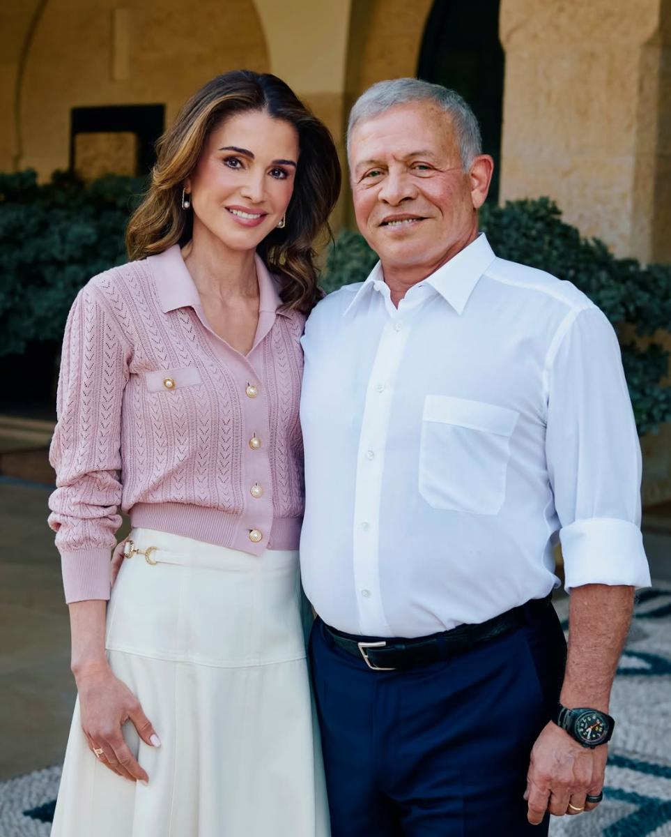 الملكة رانيا بإطلالة ناعمة بالزهري الباستيلي برفقة الملك عبدالله