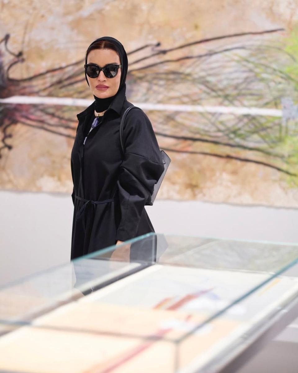 الشيخة موزا في آرت بازل قطر بعباية بأسلوب قميص وحقيبة Alaia 