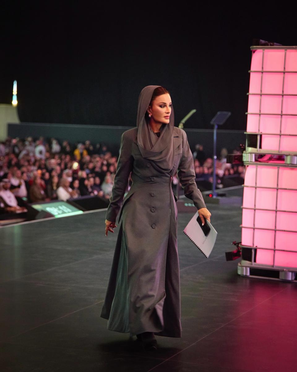 الشيخة موزا بعباءة بأسلوب المعطف