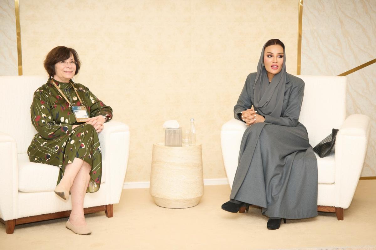 الشيخة موزا بعباءة بأسلوب المعطف