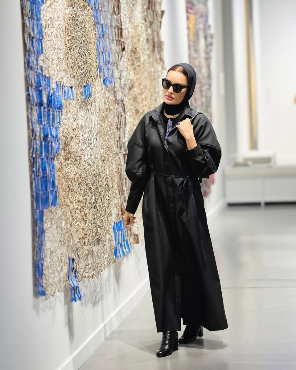 الشيخة موزا في آرت بازل قطر بعباية بأسلوب قميص وحقيبة Alaia 