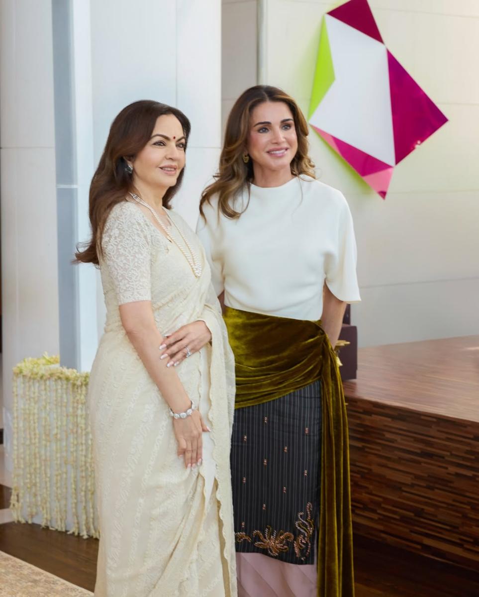 الملكة رانيا بتوب أبيض مع تنورة بتفاصيل فنية