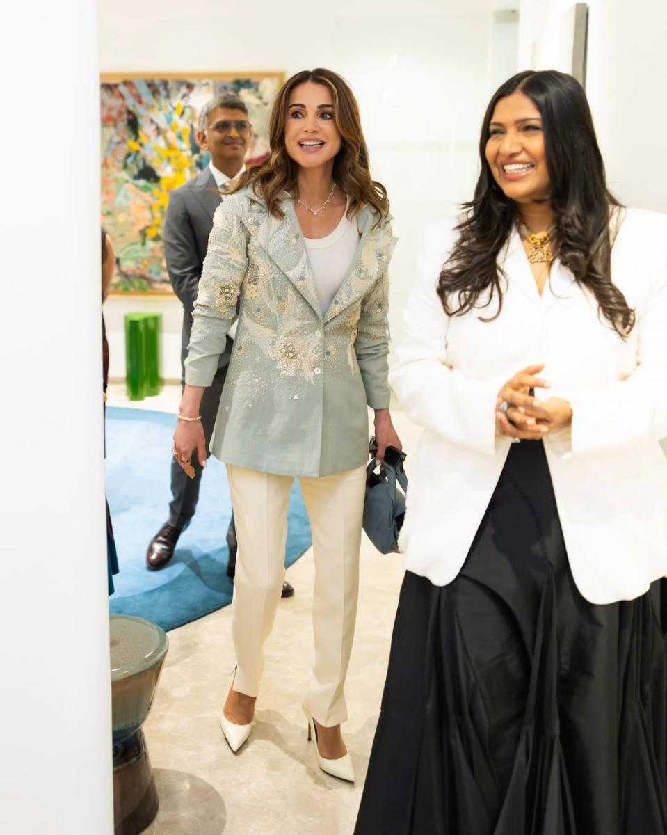 الملكة رانيا تتألق بالباستيل في مومباي