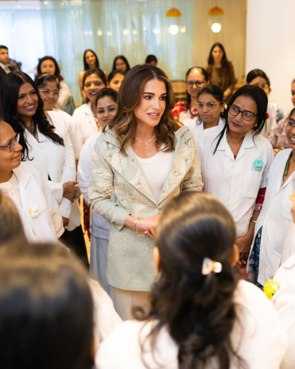 الملكة رانيا تتألق بالباستيل في مومباي