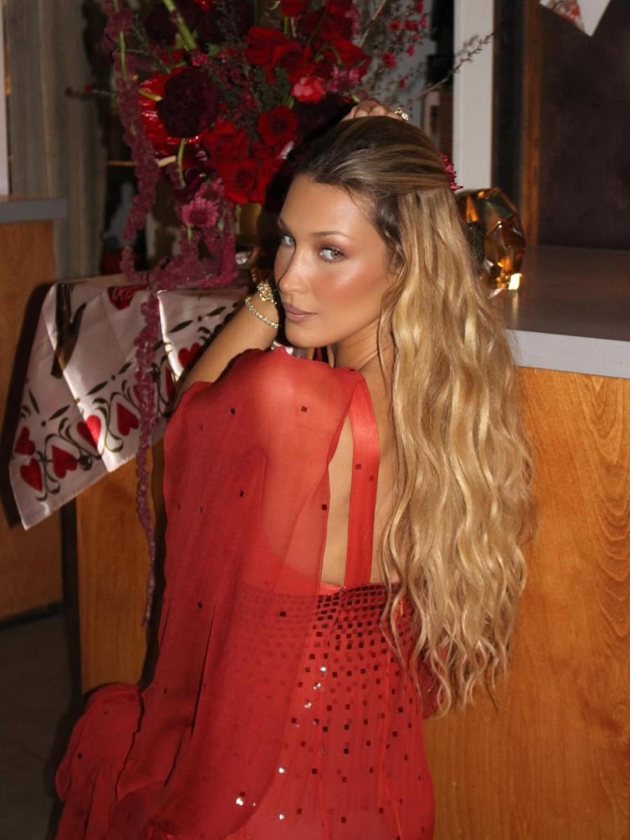 بيلا حديد بفستان أحمر أرشيفي من جورج شقرا 