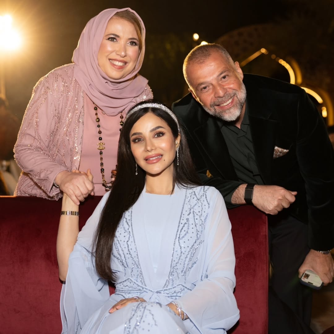 لجين عمران بالعباية الزرقاء المطرزة بأسلوب ناعم 