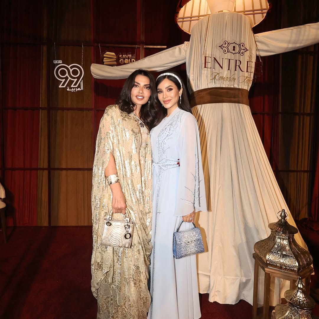 لجين عمران بالعباية الزرقاء المطرزة بأسلوب ناعم 