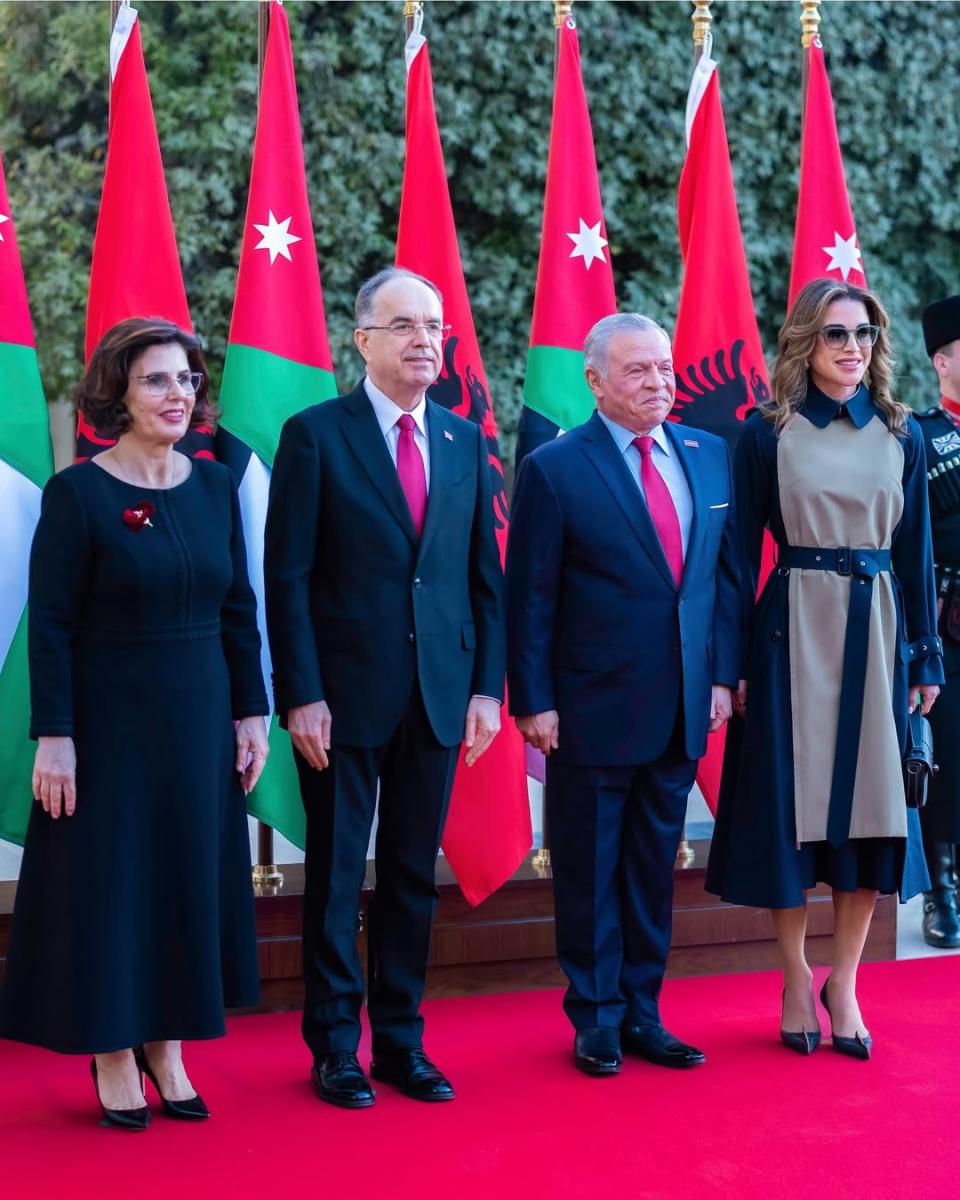 الملكة رانيا بترنش بأسلوب الفستان وحذاء بطابع معتق