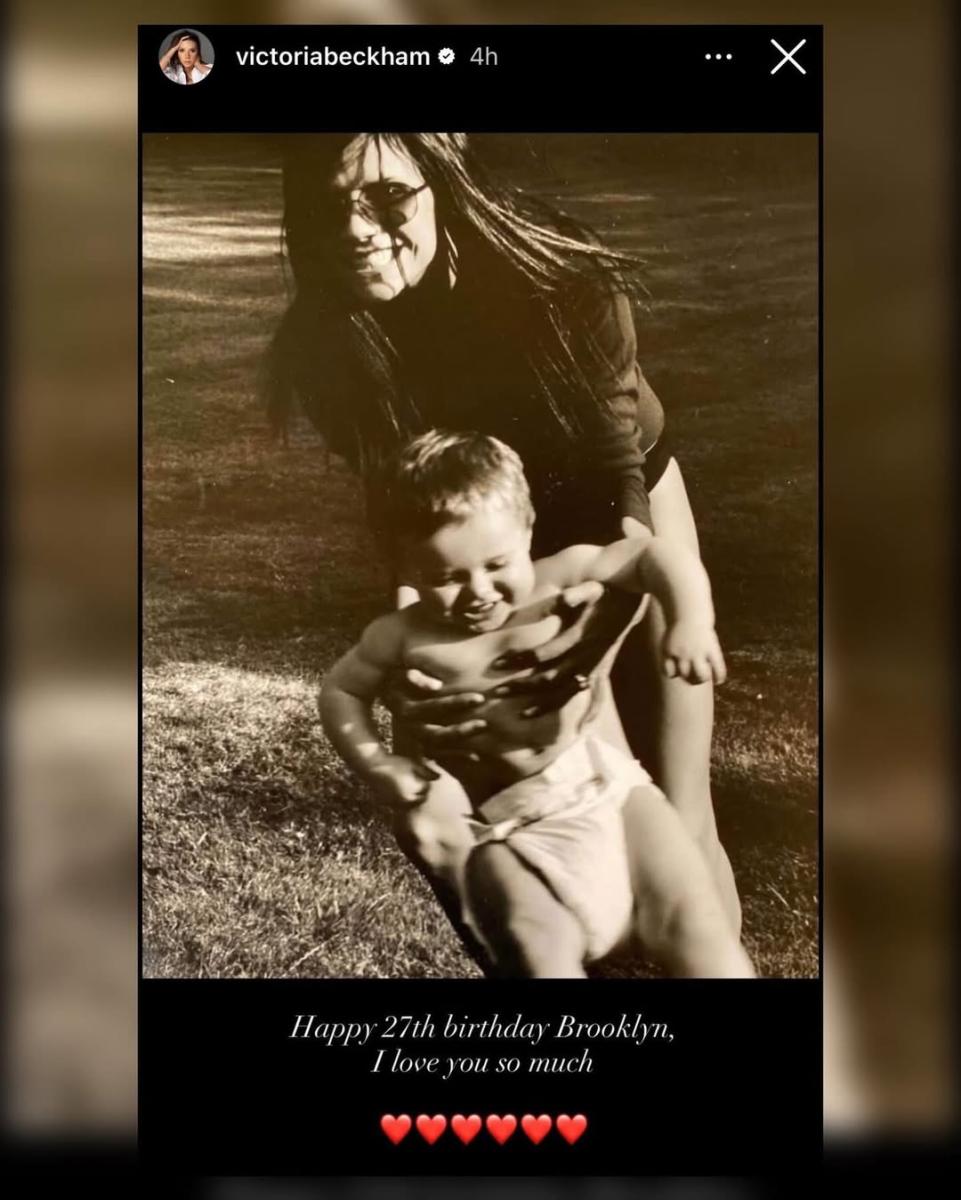 فيكتوريا بيكهام أسبوع الموضة في باريس - Victoria Beckham Paris Fashion Week 2026 - ديفيد بيكهام David Beckham يدعم زوجته - غياب بروكلين بيكهام Brooklyn Beckham عن عرض فيكتوريا بيكهام - عائلة بيكهام Paris Fashion Week - مجموعة فيكتوريا بيكهام خريف شتاء 2026 - Victoria Beckham fashion show Paris - Brooklyn Beckham Nicola Peltz Beckham family news - Beckham family Paris Fashion Week appearance