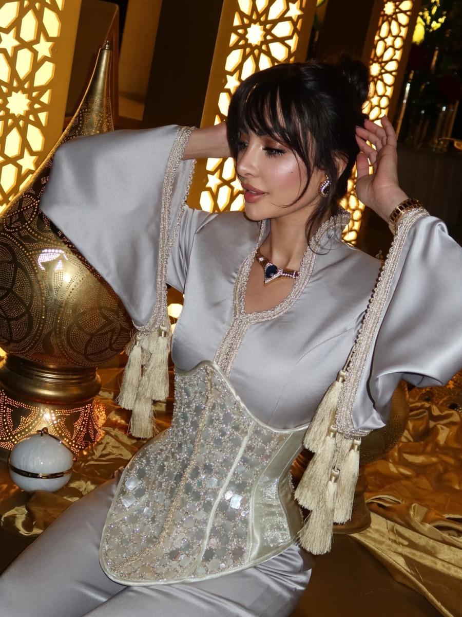 نور الغندور بجمبسوت مستوحى من القفطان مع كورسيه 