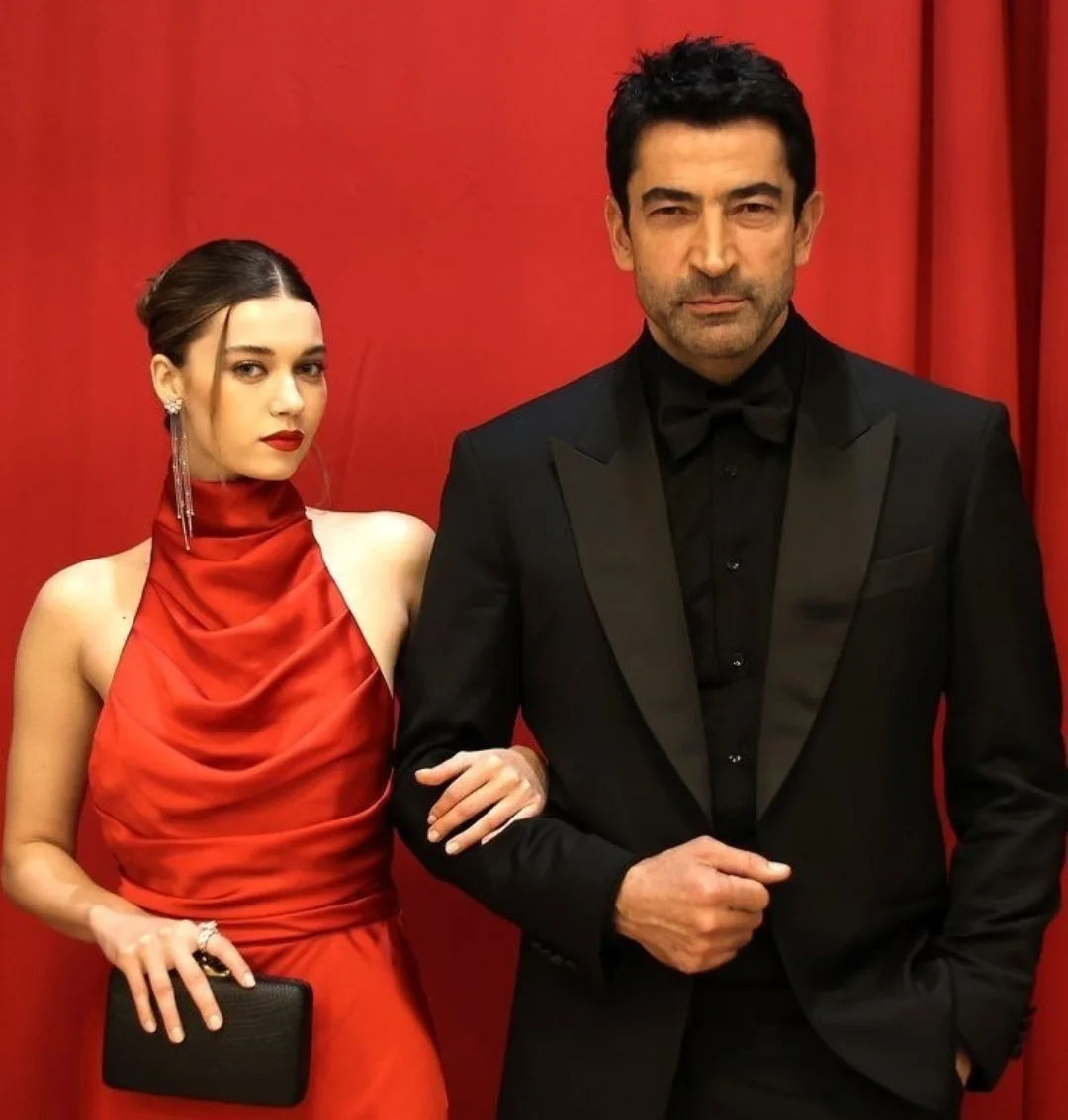 عفراء شاراتش أوغلو - Afra Saraçoğlu - مسلسل أخي - A.B.İ. - مغادرة عفراء شاراتش أوغلو مسلسل أخي - كينان إميرزالي أوغلو - Kenan İmirzalıoğlu - الدراما التركية - مسلسلات تركية 2026 - أخبار عفراء شاراتش أوغلو - سبب مغادرة عفراء شاراتش أوغلو - شركة OGM Pictures - كاني ويست إسطنبول - Kanye West Istanbul - نجوم تركيا - أخبار المشاهير الأتراك - الموسم الجديد من مسلسل أخي - Afra Saraçoğlu A.B.İ. - Turkish Drama News