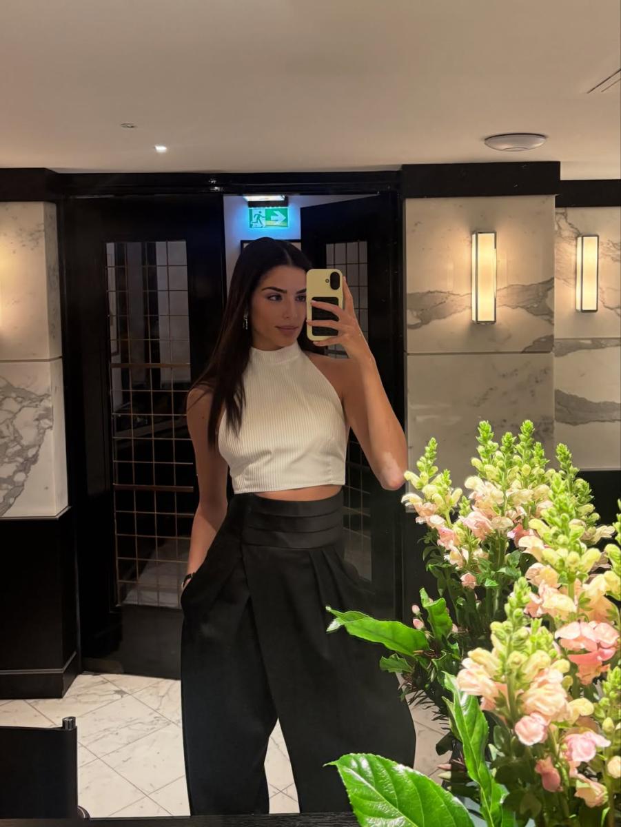 سجى كيلاني بكروب توب مع بنطلون واسع