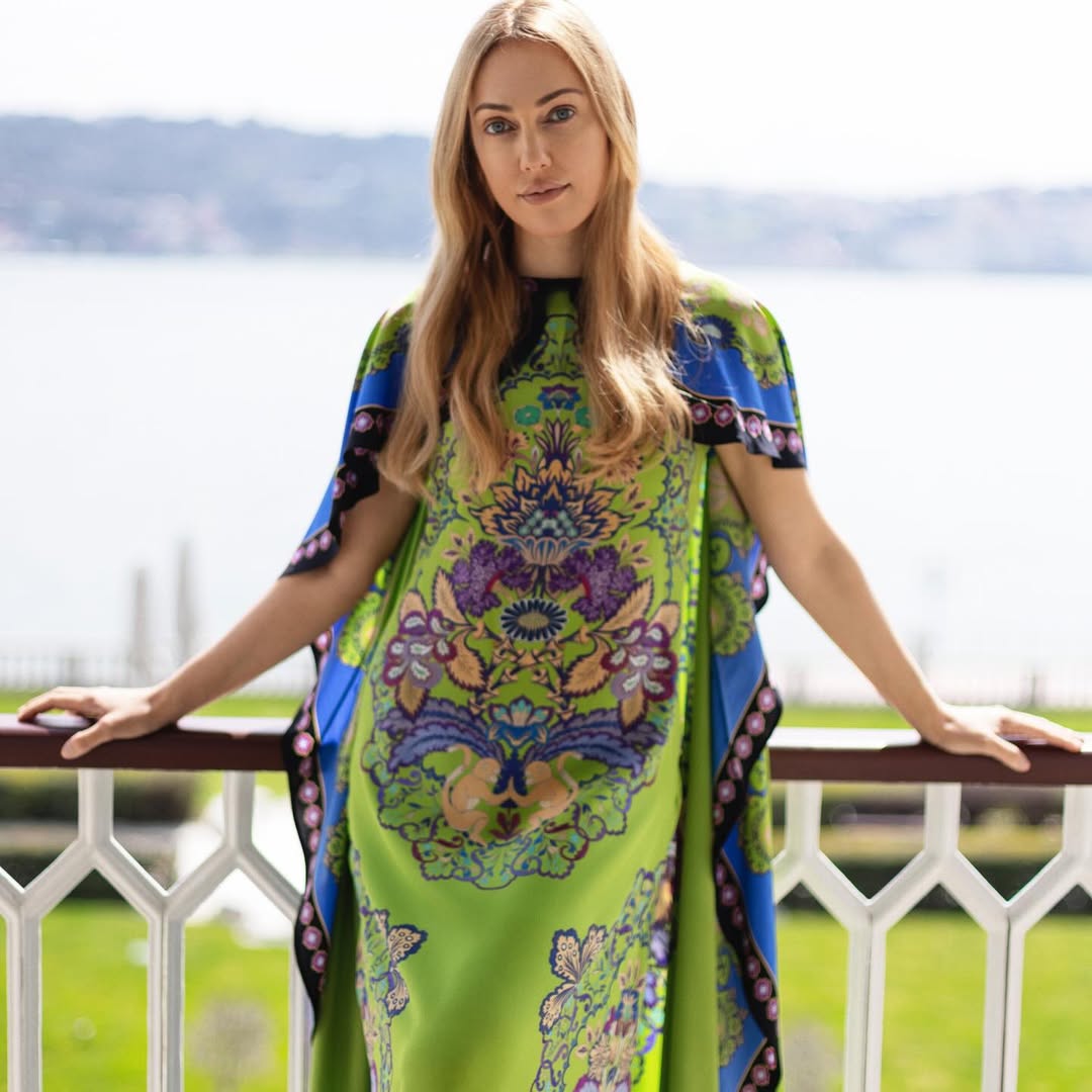 مريم أوزرلي بإطلالة ربيعية بالأخضر المنقش من La DoubleJ