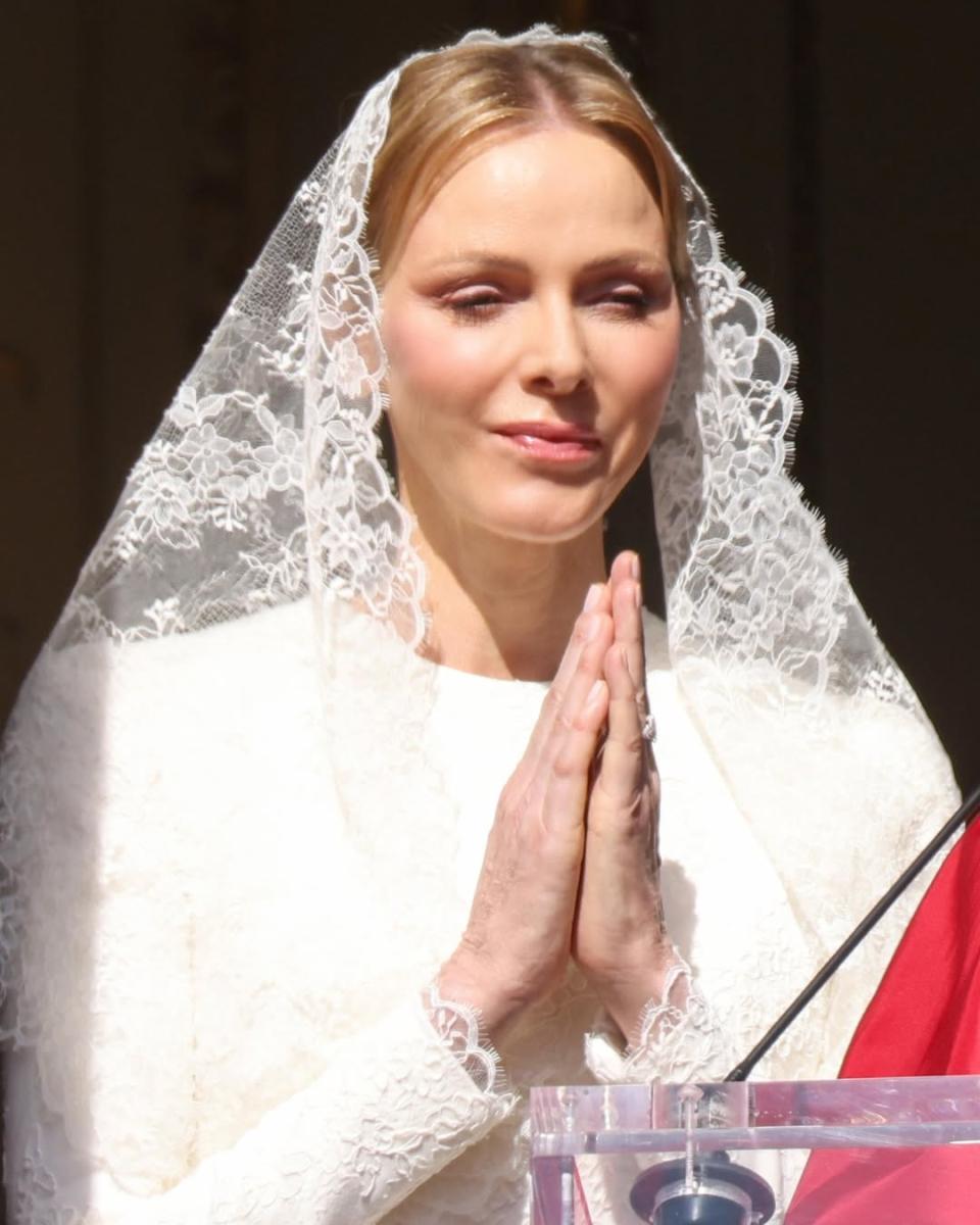 الأميرة شارلين وابنتها غابرييلا تتألقان بالأبيض من ايلي صعب