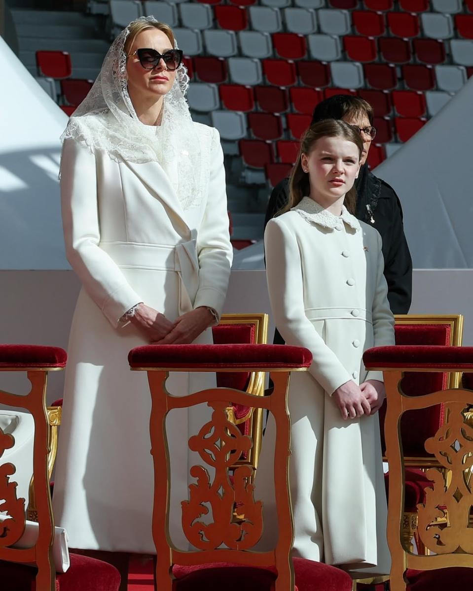 الأميرة شارلين وابنتها غابرييلا تتألقان بالأبيض من ايلي صعب