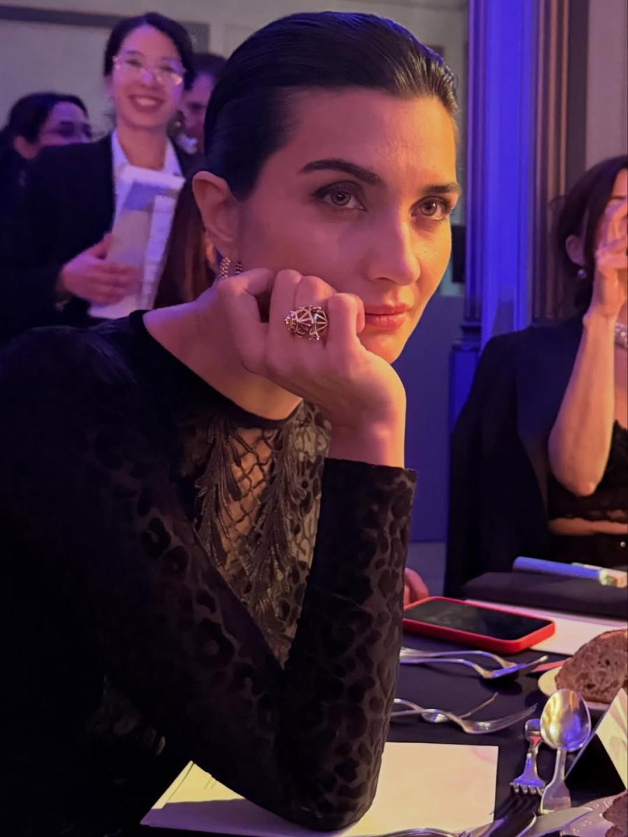 توبا بيوكستون بفستان أسود بطابع فاخر  وتفاصيل ملفتة