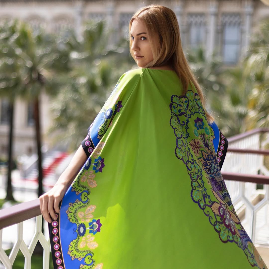 مريم أوزرلي بإطلالة ربيعية بالأخضر المنقش من La DoubleJ