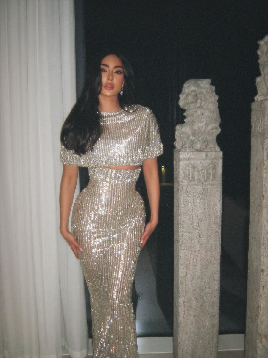 نور الغندور بفستان فضي بتصميم هندسي يعكس فخامة عصرية