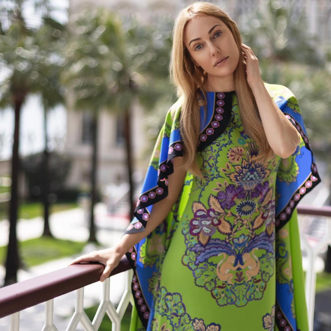 مريم أوزرلي بإطلالة ربيعية بالأخضر المنقش من La DoubleJ