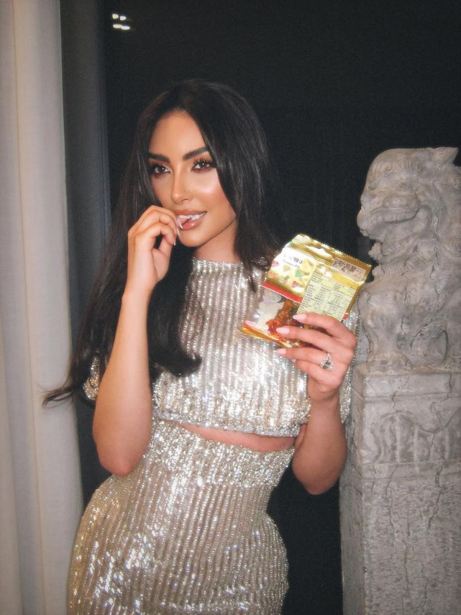 نور الغندور بفستان فضي بتصميم هندسي يعكس فخامة عصرية