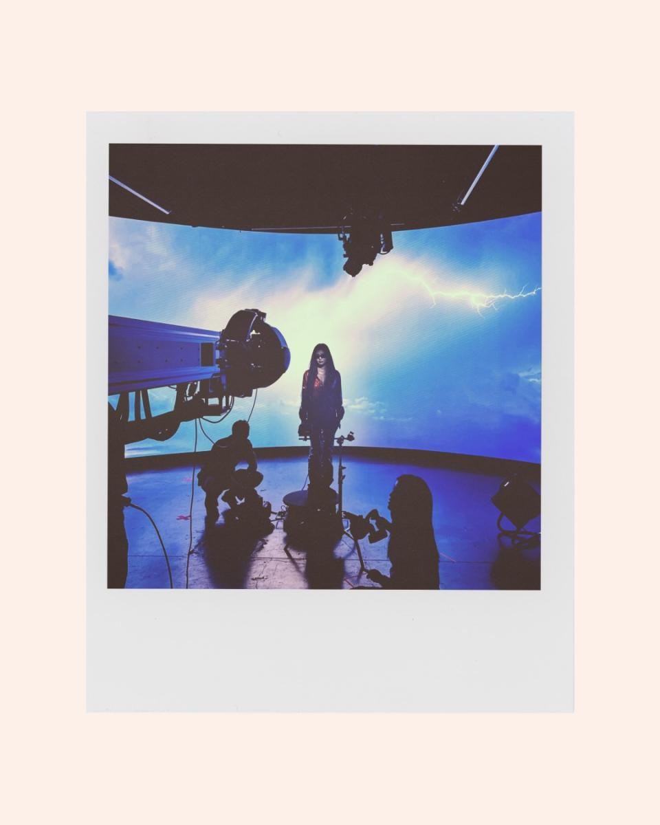 جيني في حملة Ray Ban