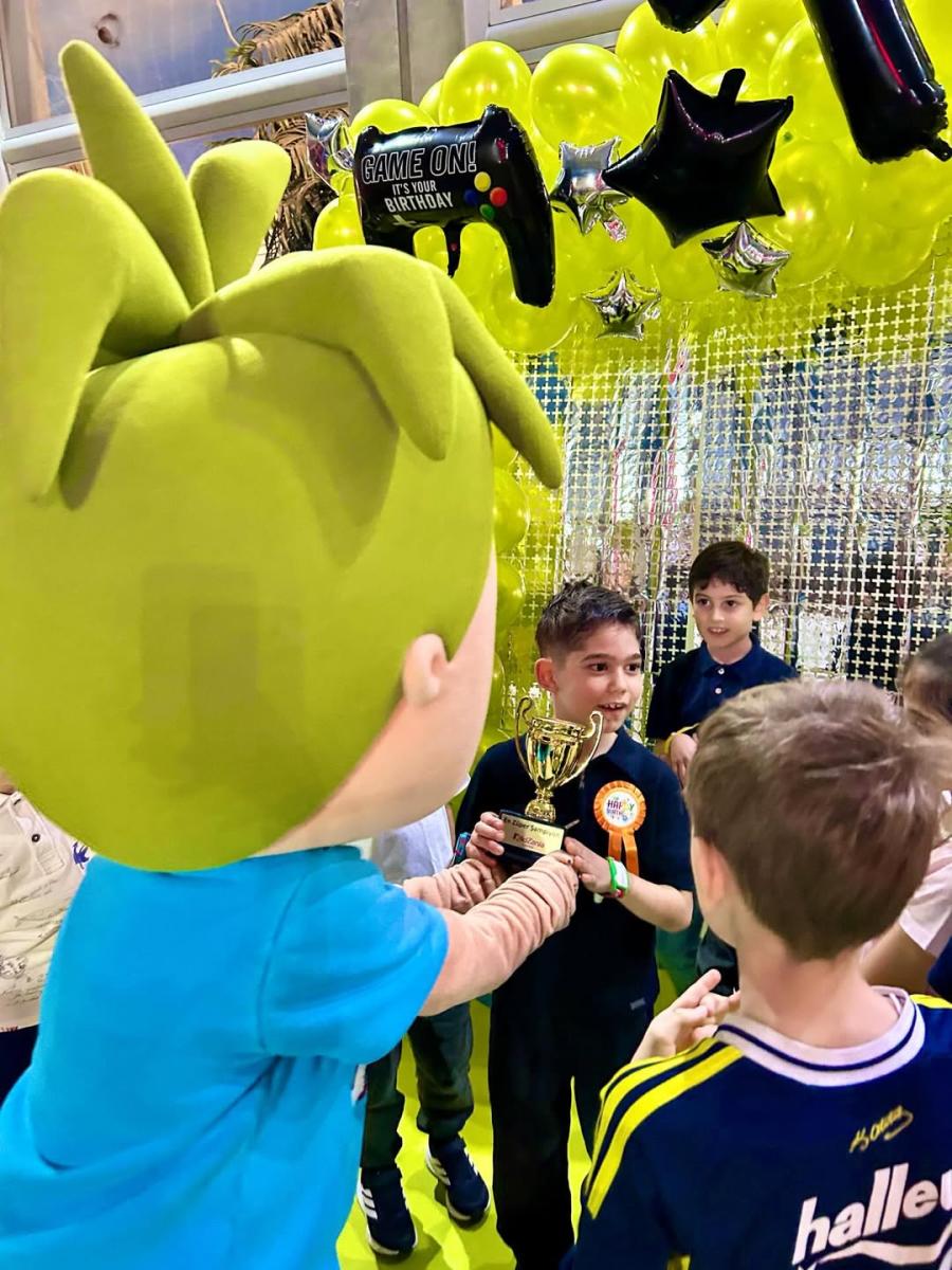 بوراك أوزجيفيت وفهرية إيفجين يحتفلان بعيد ميلاد ابنهما كاران