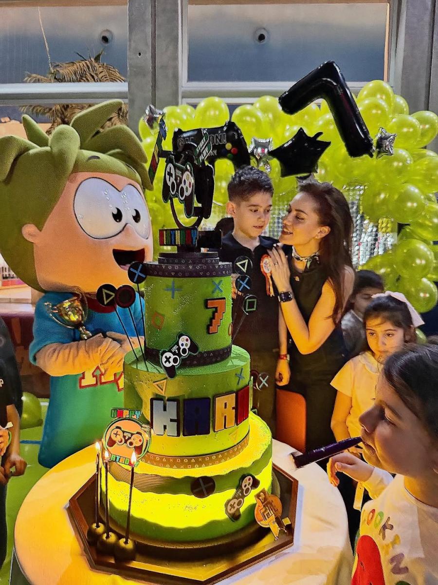 بوراك أوزجيفيت وفهرية إيفجين يحتفلان بعيد ميلاد ابنهما كاران