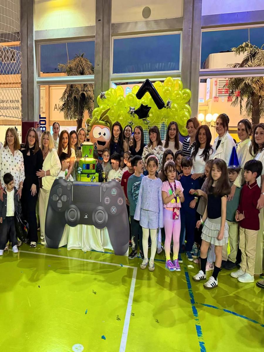 بوراك أوزجيفيت وفهرية إيفجين يحتفلان بعيد ميلاد ابنهما كاران