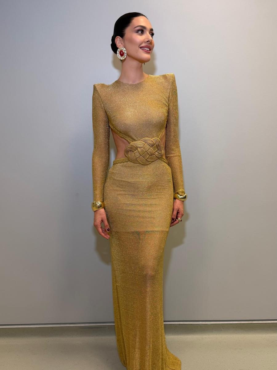 بيرغوزار كوريل بفستان ذهبي جريء بتصميم غير تقليدي