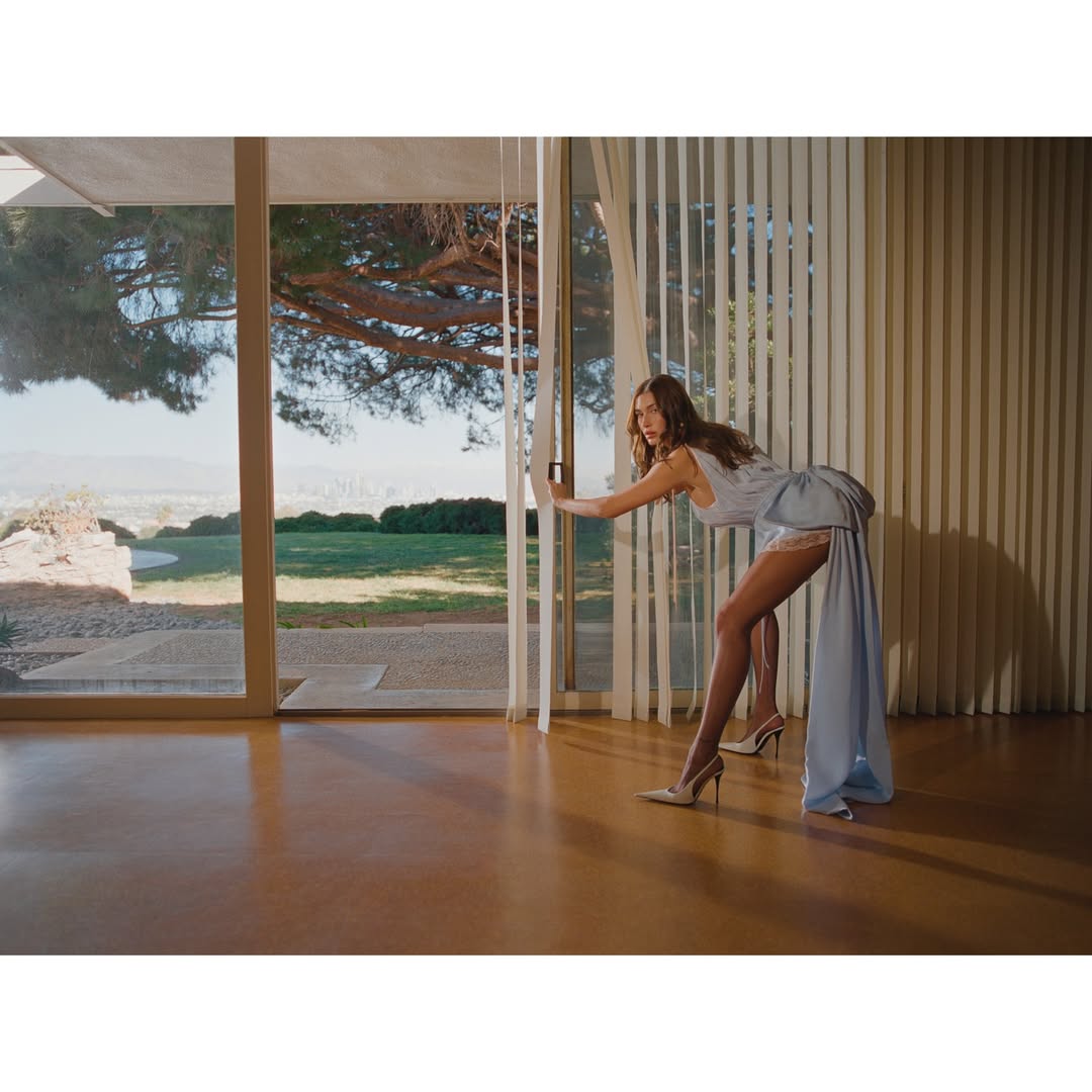 هايلي بيبر بين الجرأة والرومانسية الحالمة في حملة سان لوران