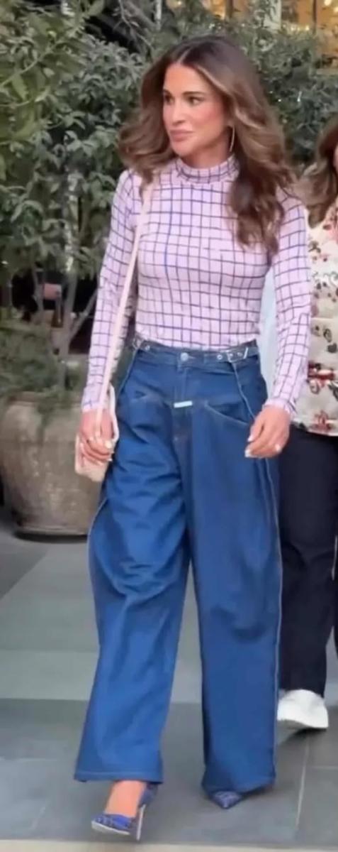 الملكة رانيا بإطلالة دنيم عصرية في زيارة إلى الصويفية