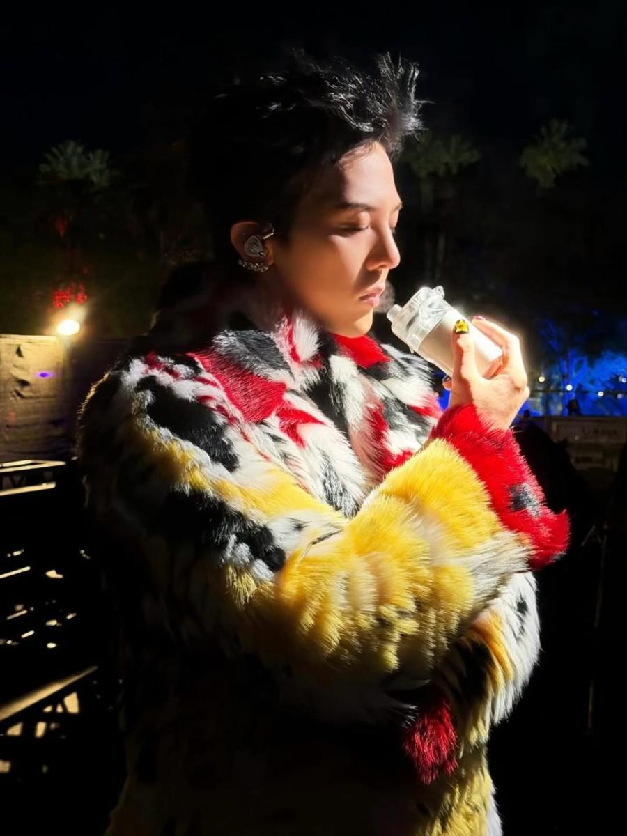 G-Dragon  يتألق بسماعات ألماسية مخصصة في Coachella