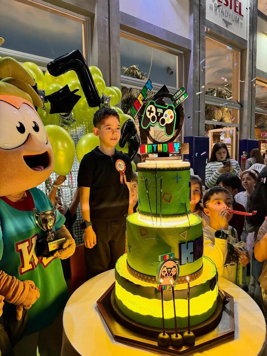 بوراك أوزجيفيت وفهرية إيفجين يحتفلان بعيد ميلاد ابنهما كاران