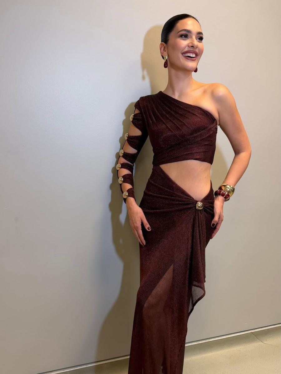 بيرغوزار كوريل بفستان بني بقصة كتف وتقطيعات لافتة 